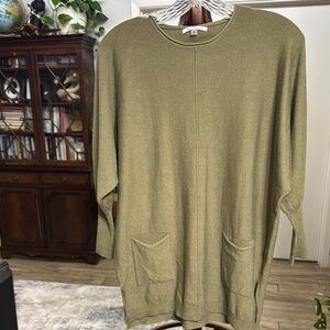 Green Crewneck Sweater with Long Sleeves and Soft Fabric